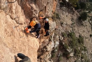 Desde Estepona: Vía Ferrata de Casares tour guiado de escalada