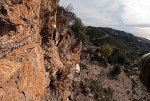 Desde Estepona: Vía Ferrata de Casares tour guiado de escalada