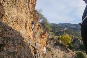Desde Estepona: Vía Ferrata de Casares tour guiado de escalada