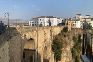 Z Marbelli: prywatna wycieczka do Ronda, w tym transfer, kawa, arena walk byków, tapas, drinki
