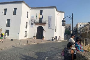 Z Marbelli: prywatna wycieczka do Ronda, w tym transfer, kawa, arena walk byków, tapas, drinki