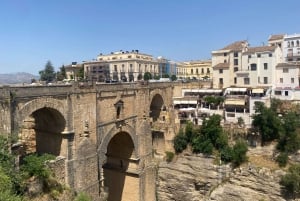 Z Marbelli: prywatna wycieczka do Ronda, w tym transfer, kawa, arena walk byków, tapas, drinki