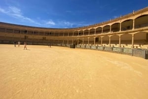Z Marbelli: prywatna wycieczka do Ronda, w tym transfer, kawa, arena walk byków, tapas, drinki