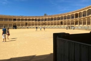 Z Marbelli: prywatna wycieczka do Ronda, w tym transfer, kawa, arena walk byków, tapas, drinki