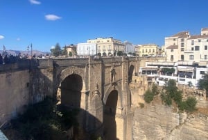 Z Marbelli: prywatna wycieczka do Ronda, w tym transfer, kawa, arena walk byków, tapas, drinki