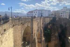 Z Marbelli: prywatna wycieczka do Ronda, w tym transfer, kawa, arena walk byków, tapas, drinki