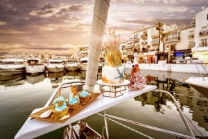 Marbella: Sunset Luxury Sailing Cruise in Puerto Banús