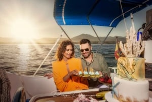 Marbella: Sunset Luxury Sailing Cruise in Puerto Banús