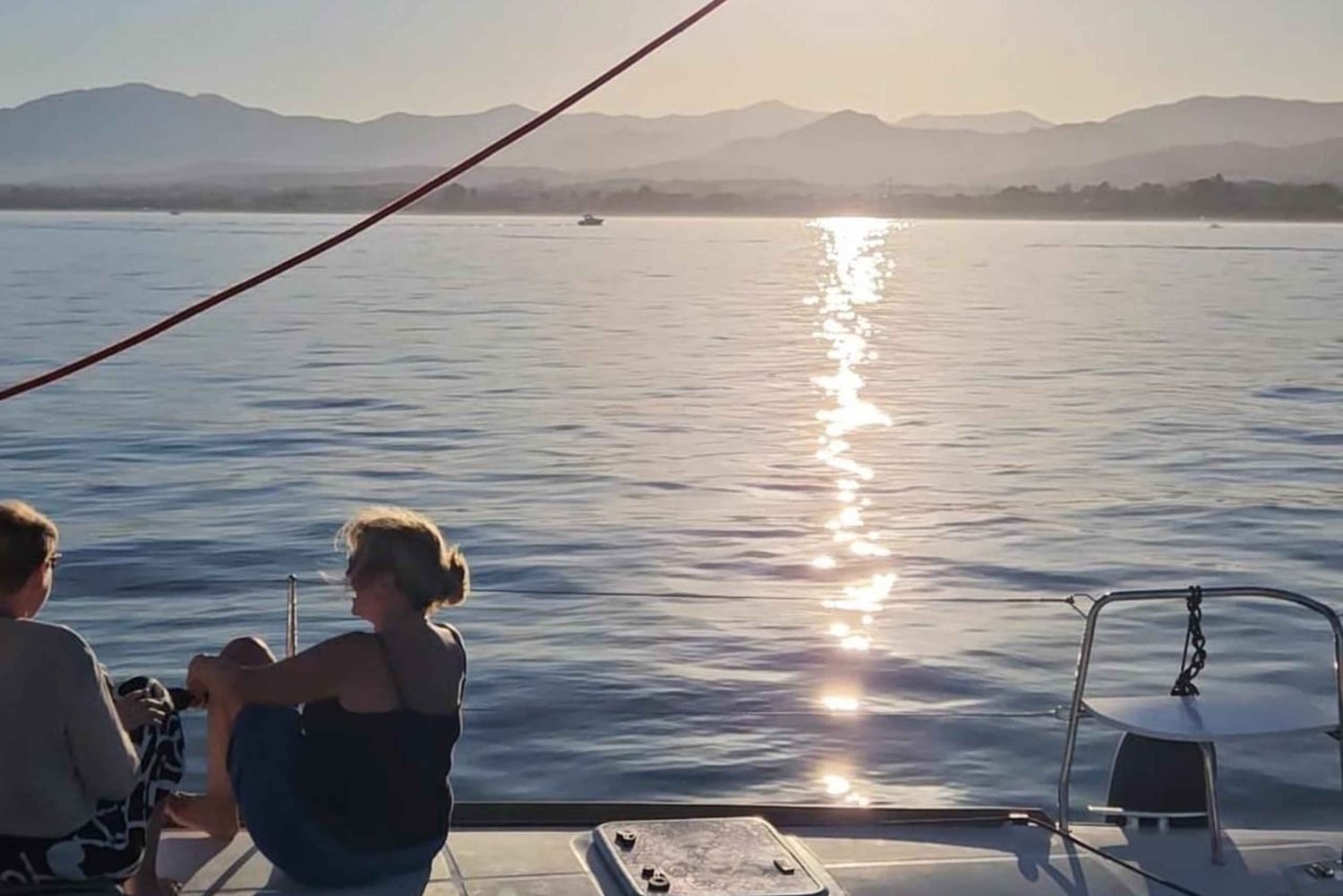 Marbella: Katamaran-solnedgangscruise med drikke og snacks