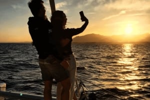 Marbella: Katamaran-solnedgangscruise med drikke og snacks