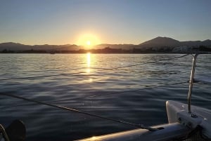 Marbella: Katamaran-solnedgangscruise med drikke og snacks