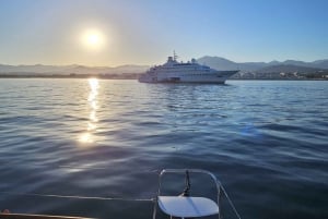 Marbella: Katamaran-solnedgangscruise med drikke og snacks