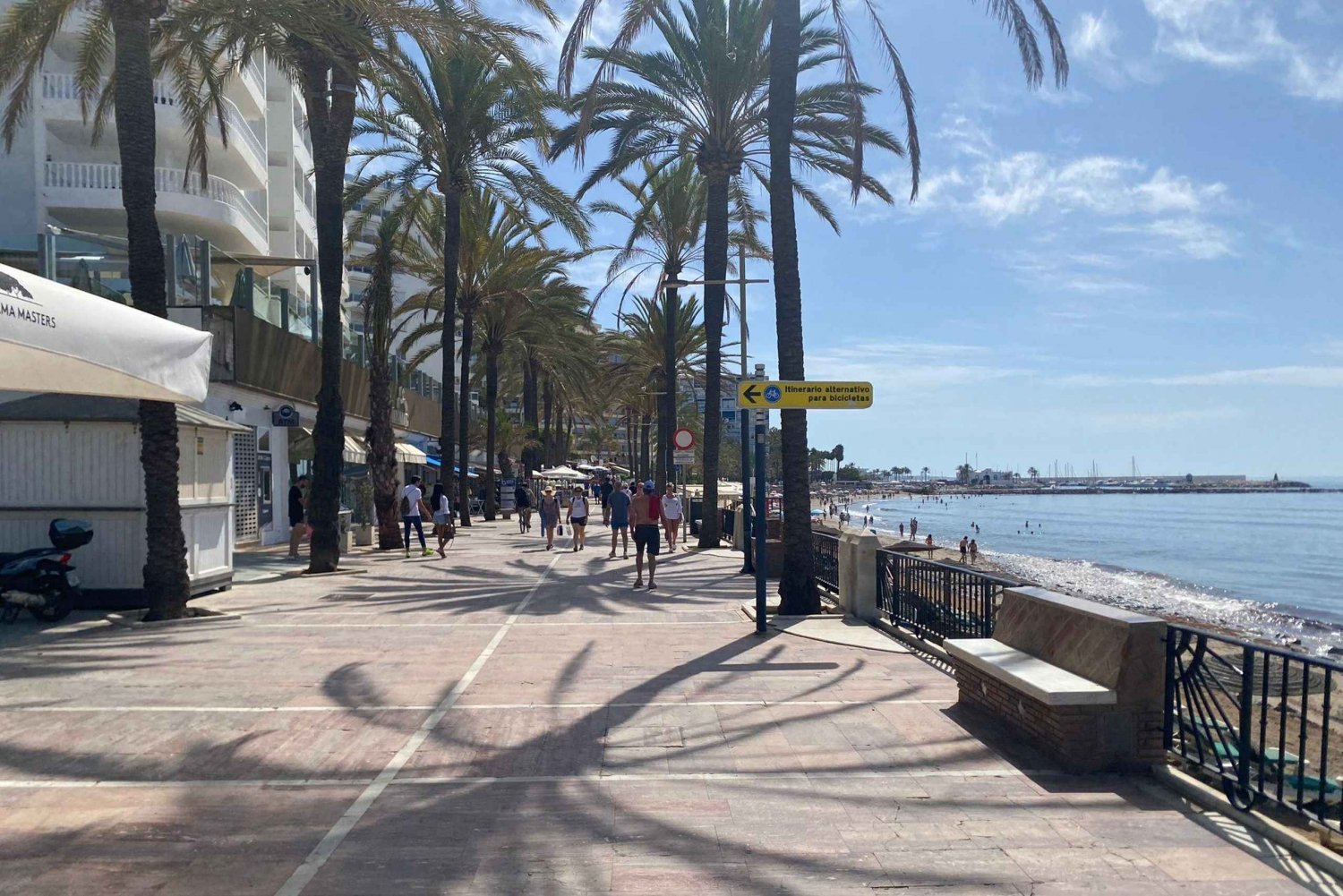 Marbella: PRIVATE Premium E - BIKE bike tour to Puerto Banus incl. cafe