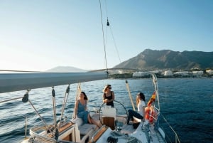 Marbella: prywatny wynajem łodzi żaglowej z Luna jako sternikiem