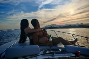 Marbella: Solnedgång på delad yacht med cava och jordgubbar