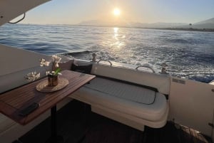 Marbella: Solnedgång på delad yacht med cava och jordgubbar