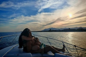 Marbella: Solnedgång på delad yacht med cava och jordgubbar