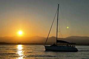 Puerto Banús: Sunset Sail in Marbella with Drinks & Snacks