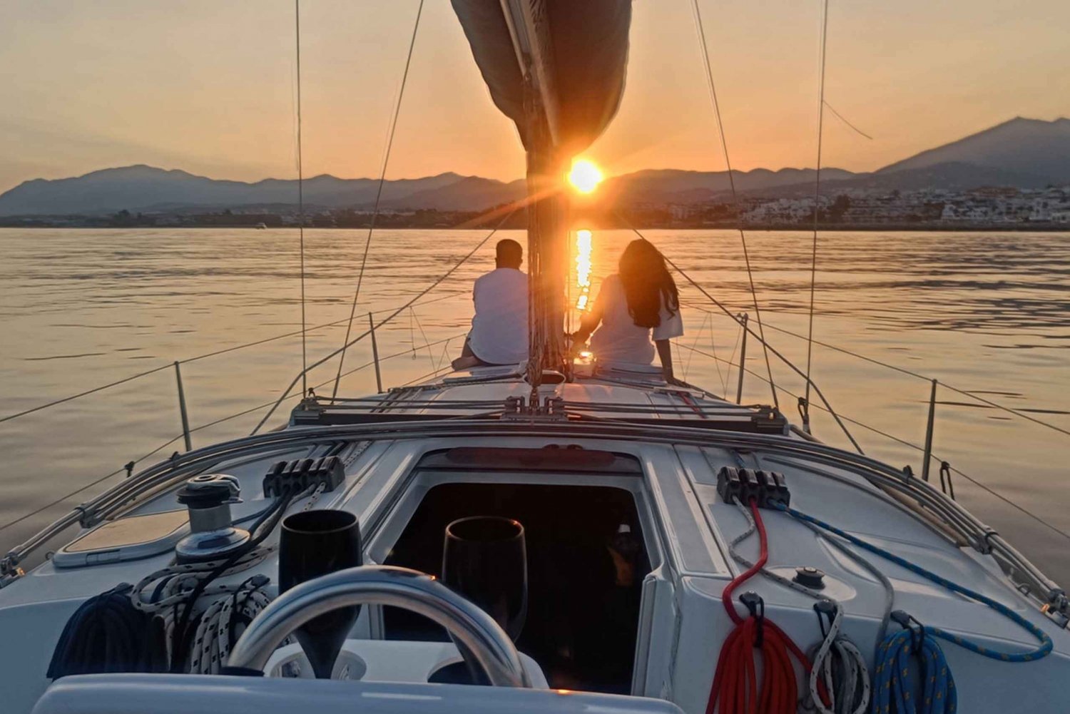 Segeln bei Sonnenuntergang im privaten Segelboot Puerto Banus Marbella