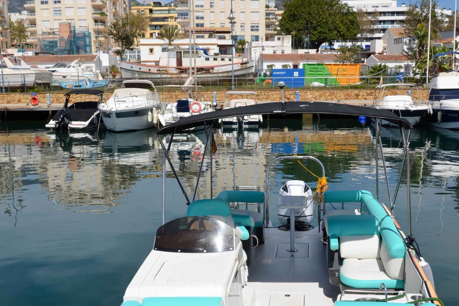 Do 11 osób na pokładzie może cieszyć się wybrzeżem Marbelli