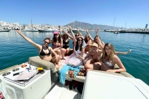 Do 11 osób na pokładzie może cieszyć się wybrzeżem Marbelli