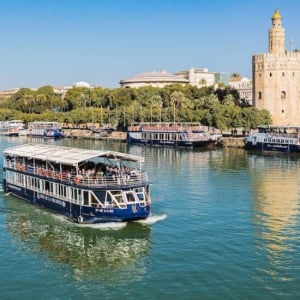 Adventure Pack Sevilla: Bus Tour + Panoramisk Cruise på Guadalquivir + Guidet tur