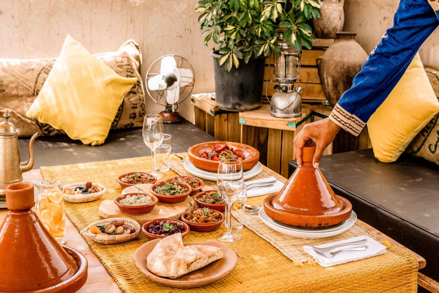 Désert d'Agafay : Inara Camp Déjeuner privé de luxe avec balade à dos de chameau