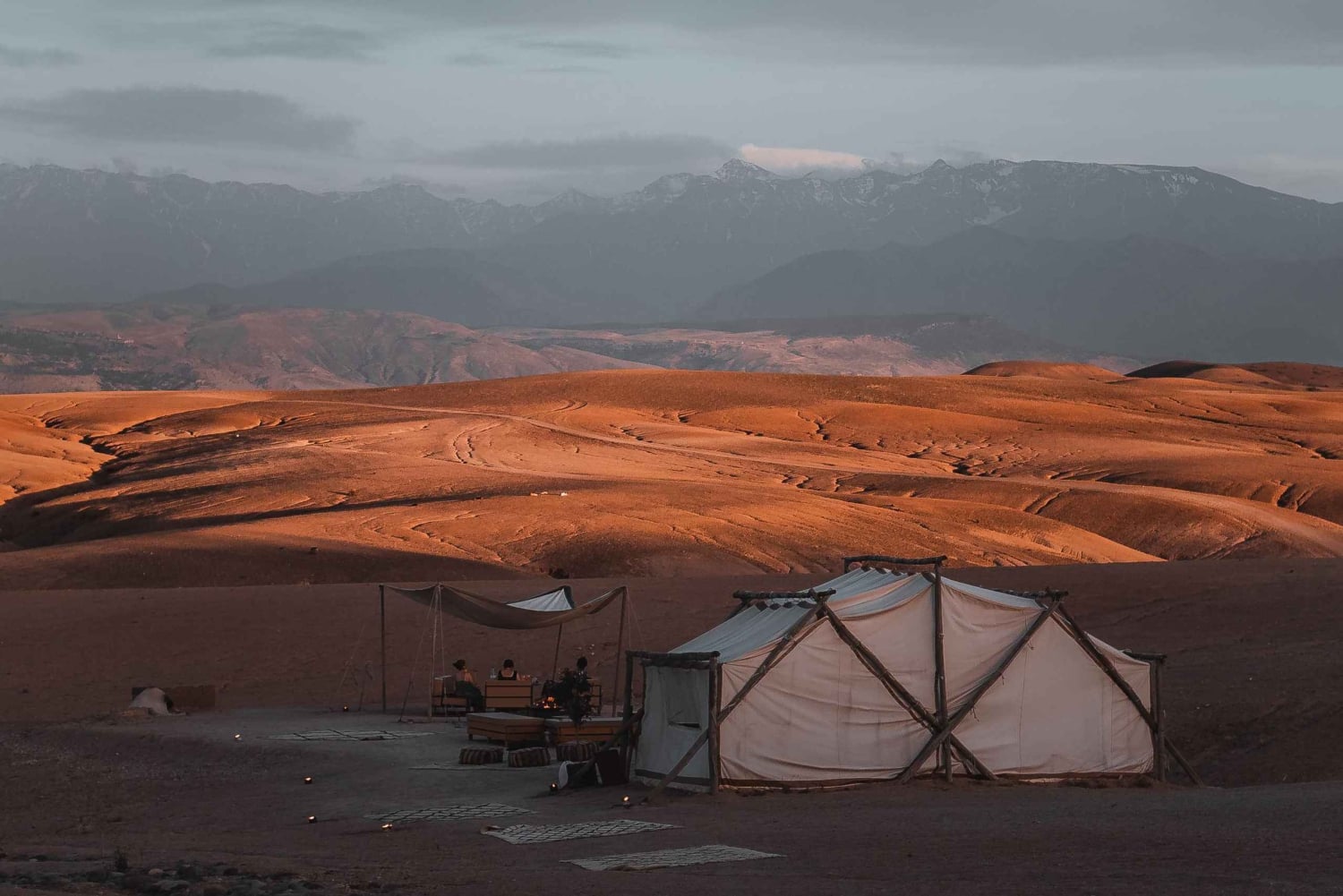 Dîner de luxe dans le désert d'Agafay avec musique live et spectacle de feu