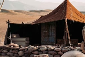 Dîner de luxe dans le désert d'Agafay avec musique live et spectacle de feu
