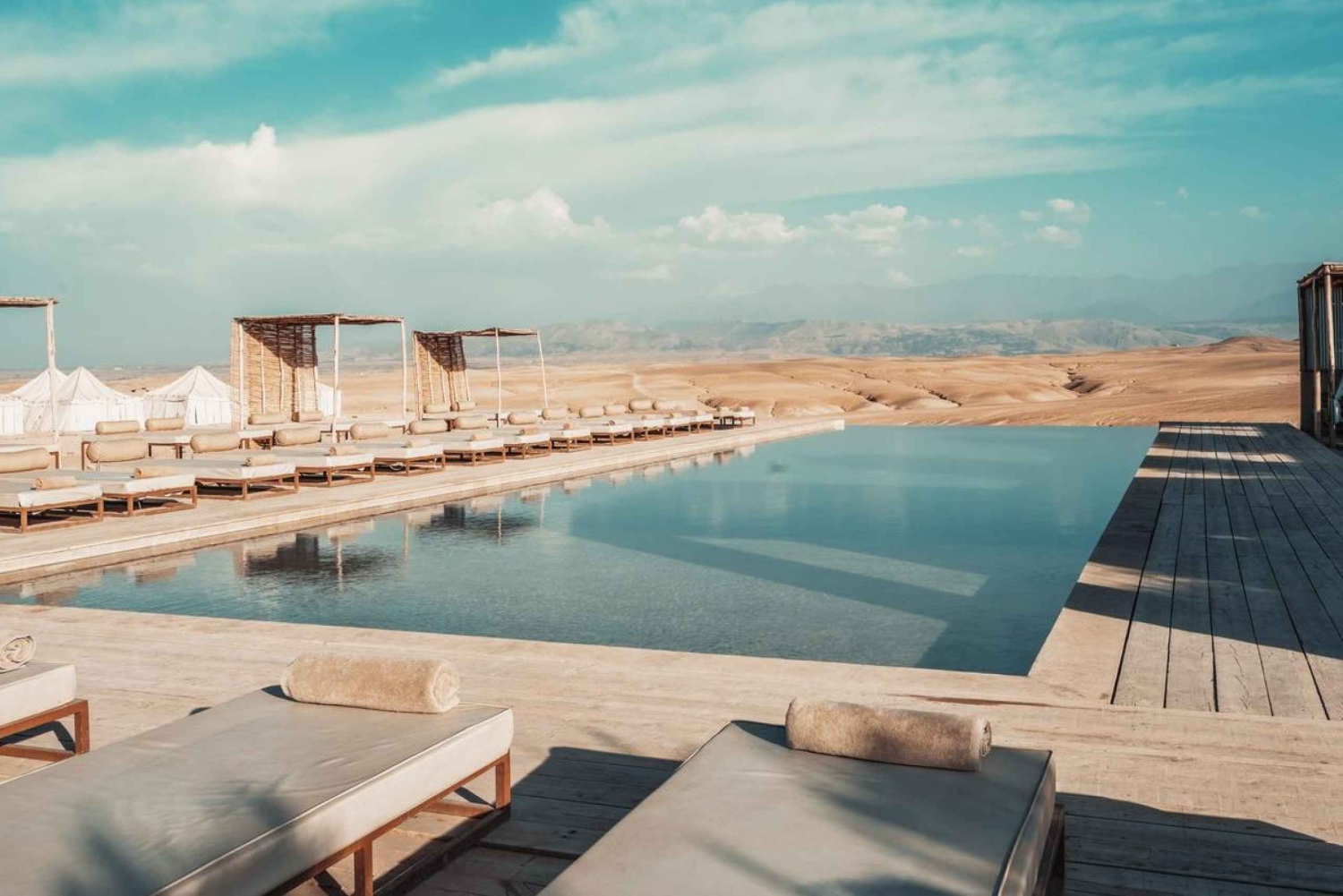 Marrakech: Pase de un día a la piscina del Campamento Inara del Desierto de Agafay con almuerzo