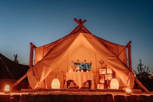 Prywatna luksusowa kolacja na pustyni Agafay z muzyką na żywo i pokazem ognia