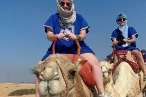 Giro in cammello al tramonto nel deserto di Agafay con cena al campo
