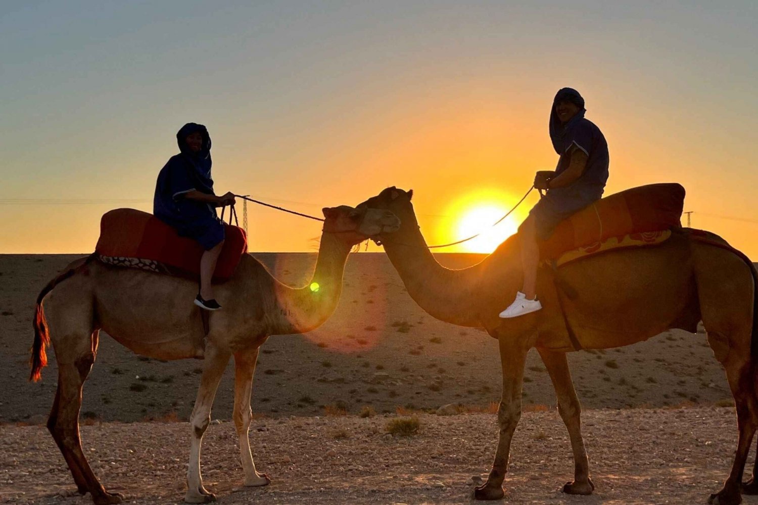 Marrakesh: Camle-tur i solnedgangen i Agafay-ørkenen med middag og show