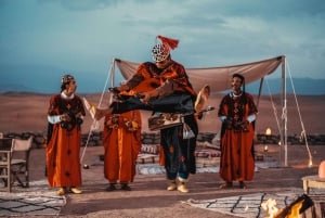 Marrakesch: Agafay Wüste Sonnenuntergang Kamel Fahrt mit Diner eine Show
