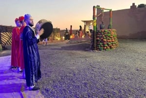 Excursión al desierto de Agafay con paseo en camello, cena y espectáculo.
