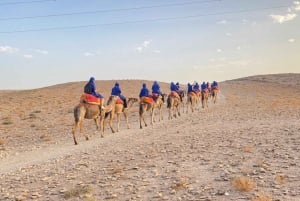Excursión al desierto de Agafay con paseo en camello, cena y espectáculo.
