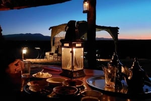 Excursión al desierto de Agafay con paseo en camello, cena y espectáculo.