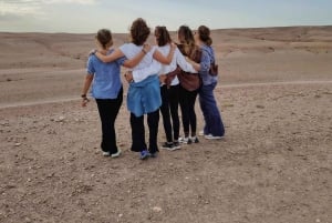 Excursión al desierto de Agafay con paseo en camello, cena y espectáculo.