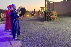 Excursión al desierto de Agafay con paseo en camello, cena y espectáculo.