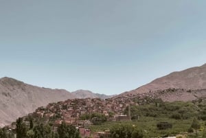 Marrakesch: Kamelritt in der Agafay-Wüste, Pool, Abendessen, Feuershow