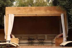 Tilbring en naturlig dag uden for Den Røde By: keramik, gåtur, pool