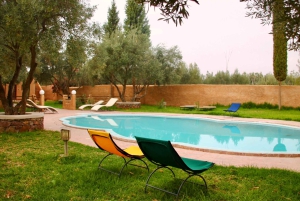 Tilbring en naturlig dag uden for Den Røde By: keramik, gåtur, pool