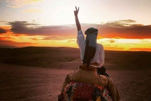 Deserto: Passeio de quadriciclo, passeio de camelo, show de fogos, jantar e música