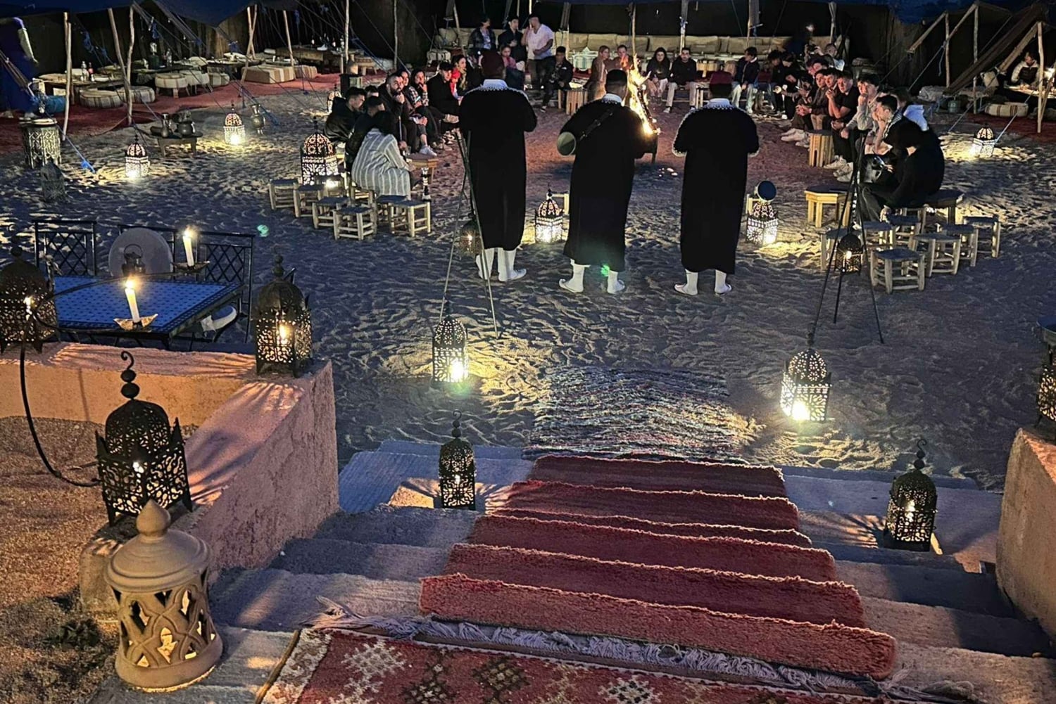 Paseo en camello al atardecer con cena y espectáculo (grupo pequeño)