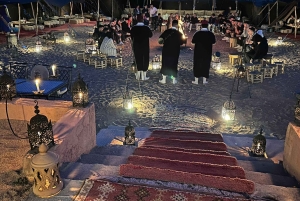 Paseo en camello al atardecer con cena y espectáculo (grupo pequeño)