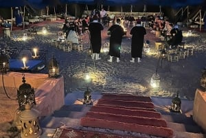 Paseo en camello al atardecer con cena y espectáculo (grupo pequeño)