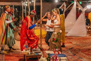 Woestijntocht met diner, show en kamelenrit bij zonsondergang