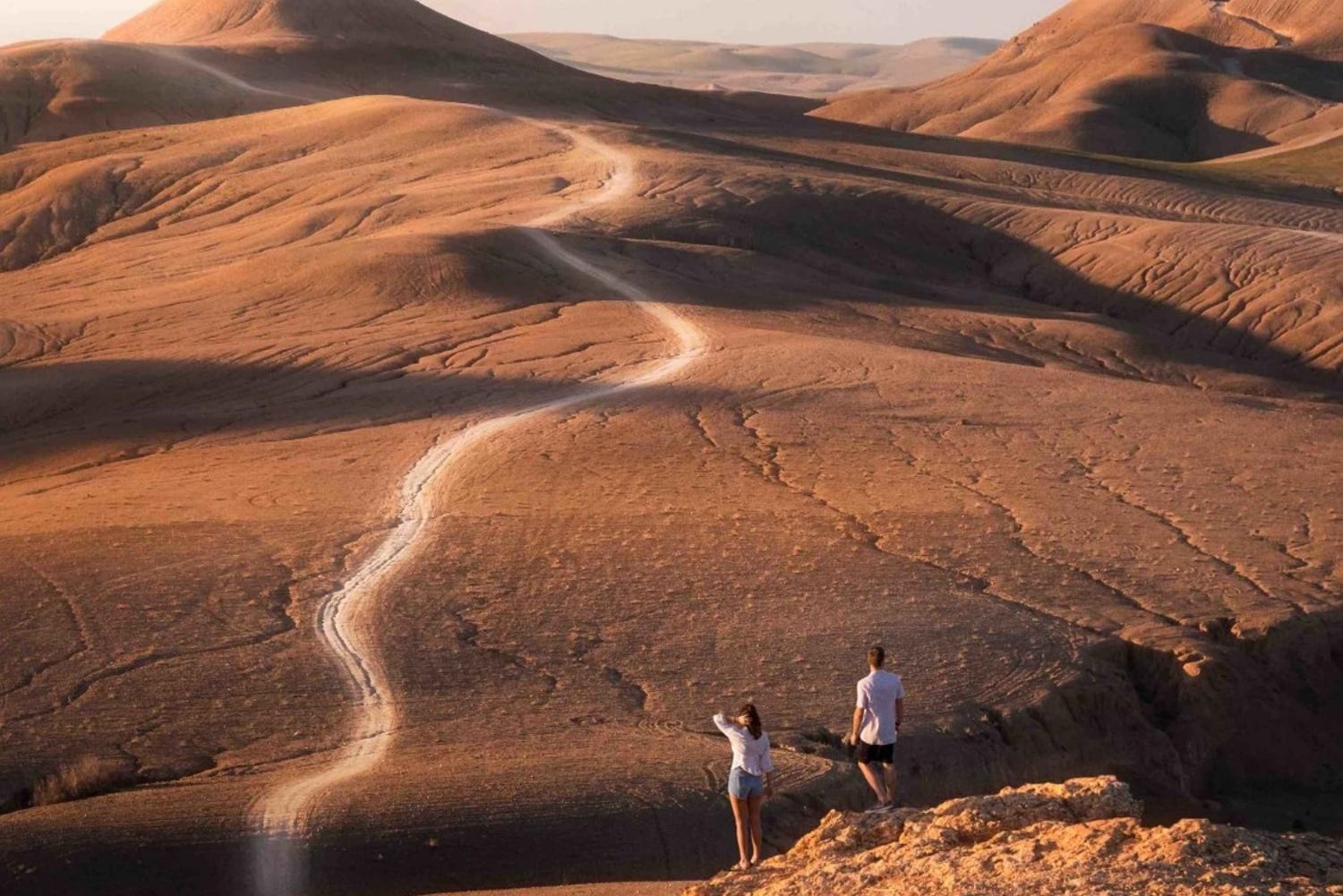 アガファイ砂漠のベルベルキャンプで夕日とショーを眺めながらディナー