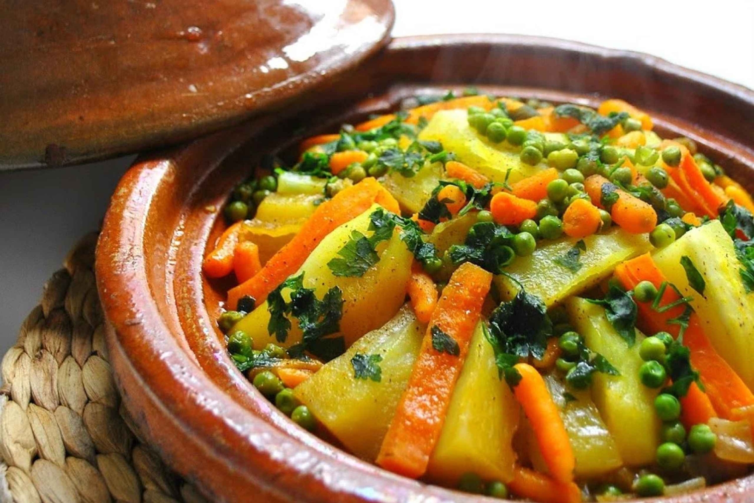 アガファイ砂漠のベルベルキャンプで夕日とショーを眺めながらディナー