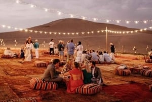 アガファイ砂漠のベルベルキャンプで夕日とショーを眺めながらディナー